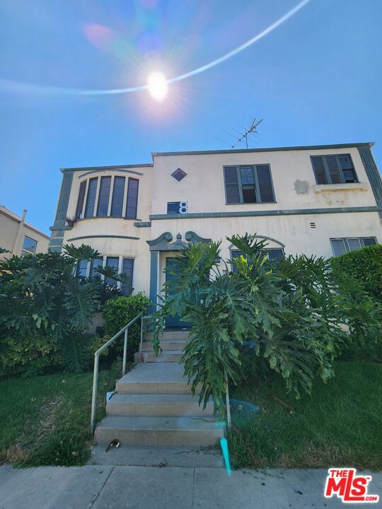 339 N Gardner Street, Los Angeles CA: https://media.crmls.org/mediaz/024510ed-3bea-49b8-9a4d-8de905a3d6f4.jpg