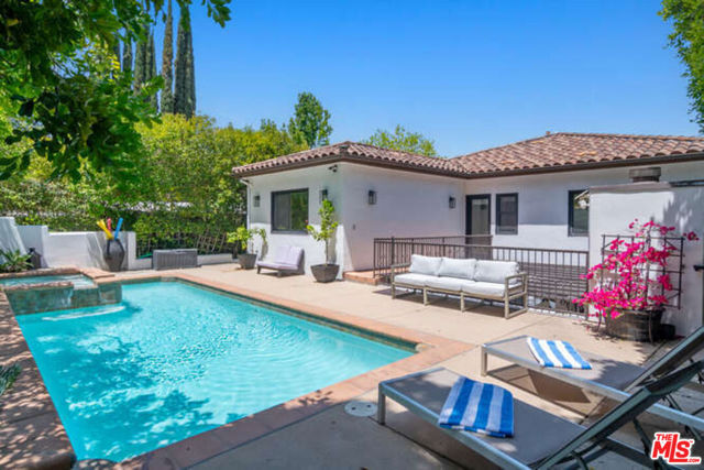 14318 Valley Vista Boulevard, Sherman Oaks CA: https://media.crmls.org/mediaz/02462da5-572a-4d21-b62b-bdfb52455a05.jpg