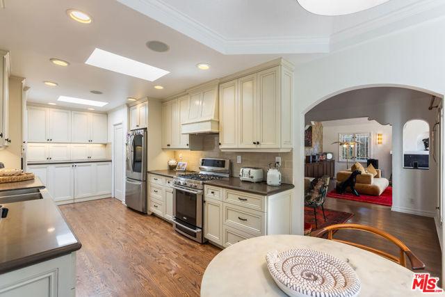 724 N Spaulding Avenue, Los Angeles CA: https://media.crmls.org/mediaz/02474bab-27ec-401b-a749-2ded65178077.jpg