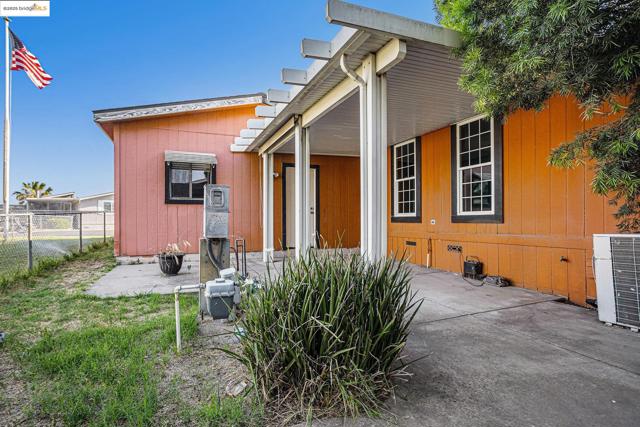 345 Benet Ct, Bethel Island CA: https://media.crmls.org/mediaz/0247e6da-c01f-460a-9f41-7d3bfef0dcd7.jpg