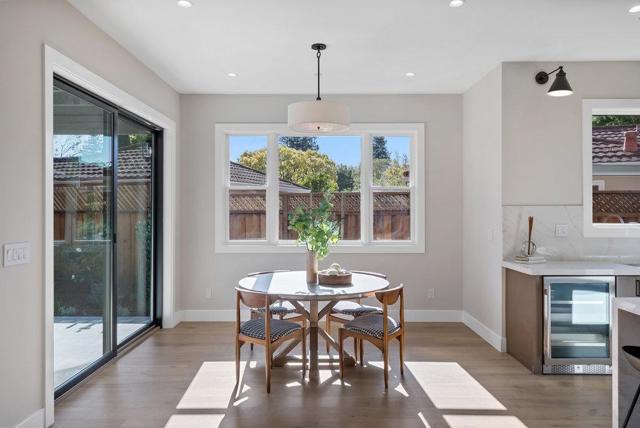 1303 American Way, Menlo Park CA: https://media.crmls.org/mediaz/024855e0-9420-4115-b430-a8539bf1035b.jpg