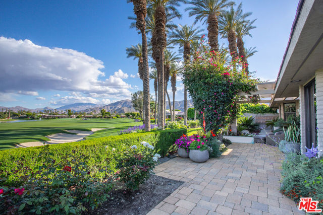 4 Trinity Court, Rancho Mirage CA: https://media.crmls.org/mediaz/02486cf4-8976-4ec6-812d-5ef015bf35f2.jpg