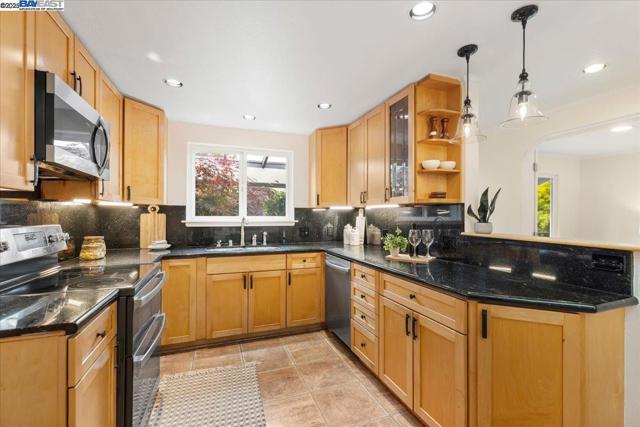 34264 Atteridge Pl, Fremont CA: https://media.crmls.org/mediaz/0248ae19-f368-4dec-8ee1-bbcce0b4de74.jpg