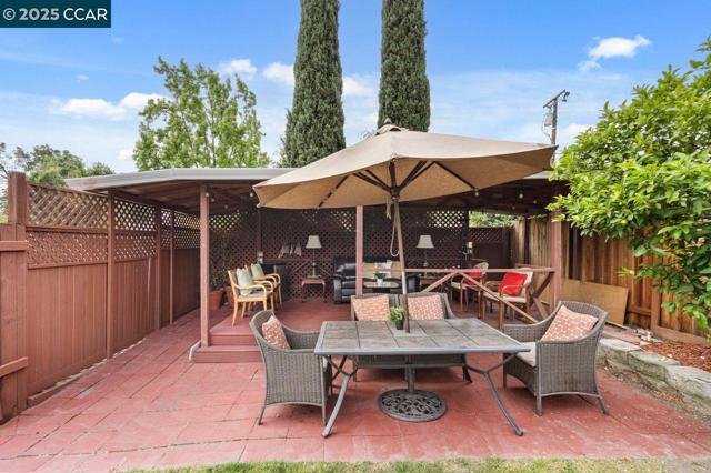 2401 Casa Way, Walnut Creek CA: https://media.crmls.org/mediaz/0248c9ae-51b9-4024-80e0-bf403af55d78.jpg