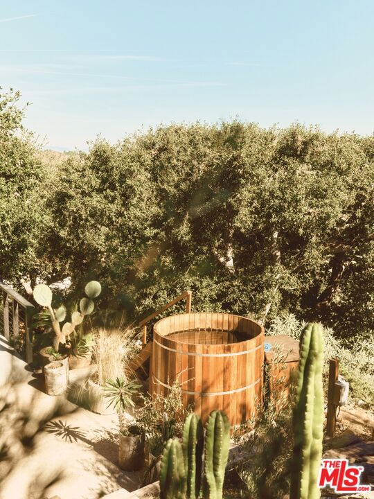 21960 Cereza Way, Topanga CA: https://media.crmls.org/mediaz/02491220-f6fa-4188-846a-91a79b82dff1.jpg