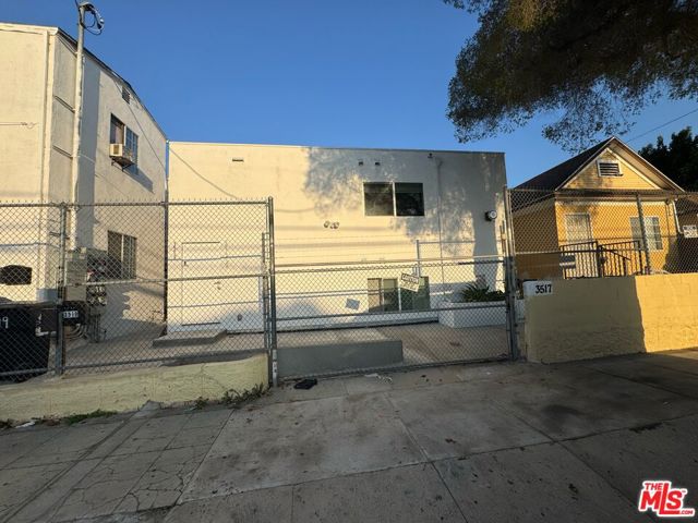 3519 1/2 Denker Avenue, Los Angeles CA: https://media.crmls.org/mediaz/024a6ff7-68a4-49d8-b407-fda9ad48317c.jpg