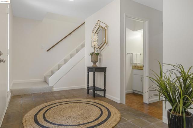 160 Manzanita Pl, Hercules CA: https://media.crmls.org/mediaz/024a7718-e9c5-4ad5-9bae-5900dbce9aad.jpg