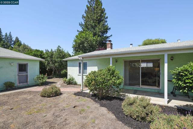 884 Juanita Dr, Lafayette CA: https://media.crmls.org/mediaz/024a80de-5b29-400b-b2b8-f3eb390c6c96.jpg