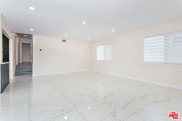 7001 Beckett Street, Tujunga CA: https://media.crmls.org/mediaz/024a895f-d115-4bf0-b485-e6ae8660e3a3.jpg