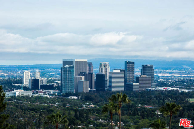 9892 BEVERLY GROVE Drive, Beverly Hills CA: https://media.crmls.org/mediaz/024aa503-1e3e-44a5-8e04-557340698609.jpg