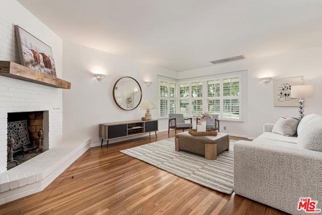 11205 Huntley Place, Culver City CA: https://media.crmls.org/mediaz/024b88f0-11ca-4d3d-8b64-9e37d17ee7b1.jpg