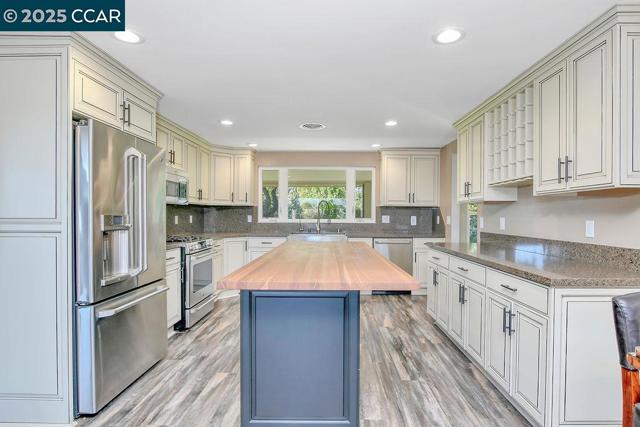 2280 Concord Ave, Brentwood CA: https://media.crmls.org/mediaz/024e0fe3-fad0-4056-8311-8cdfd9802fc5.jpg