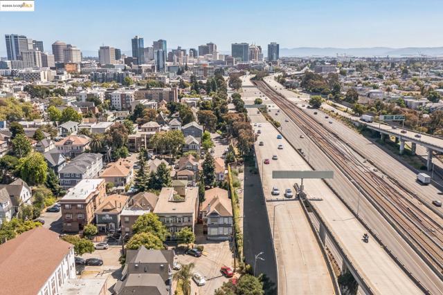 557 33Rd St, Oakland CA: https://media.crmls.org/mediaz/024ed05c-1152-4da5-83a0-93d1eaec8172.jpg
