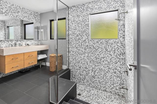 Image 21 of 40 For 4286 Merritt Boulevard