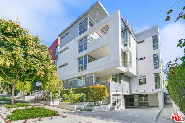 1232 N KINGS Road, West Hollywood CA: https://media.crmls.org/mediaz/02501650-78f2-48da-a1b9-ba743140e4d1.jpg