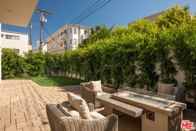 1113 Amherst Avenue, Los Angeles CA: https://media.crmls.org/mediaz/0250d9c5-dc4f-4061-bcdb-4144d5c7a1f2.jpg