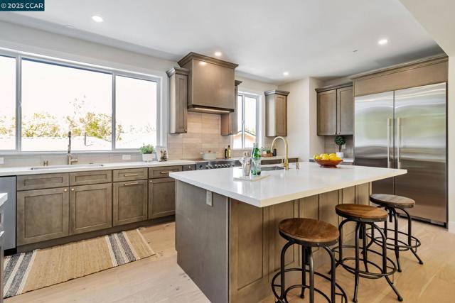 945 Yorkshire Ct, Lafayette CA: https://media.crmls.org/mediaz/0252138d-8e89-4620-a390-107187ea383e.jpg