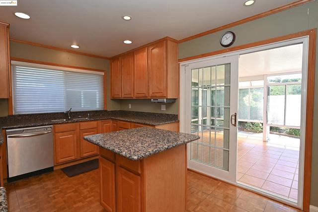 44 Oak Hill Cir, Oakland CA: https://media.crmls.org/mediaz/02527f69-c743-4aea-aa65-519fa9f9a21b.jpg