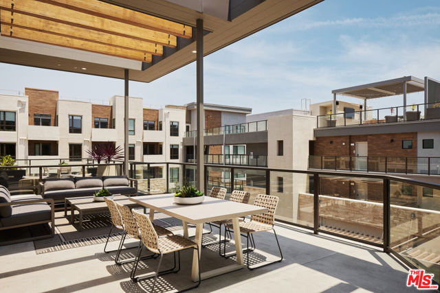 299 E Thousand Oaks Boulevard, Thousand Oaks CA: https://media.crmls.org/mediaz/0252899d-4beb-4f81-89cc-b5c6d338c5bd.jpg