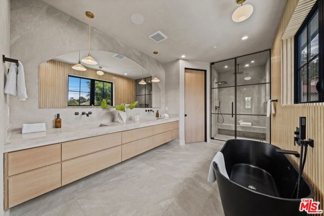 11317 Valley Spring Lane, Studio City CA: https://media.crmls.org/mediaz/02533c64-216e-44ea-9863-c957ebcec488.jpg