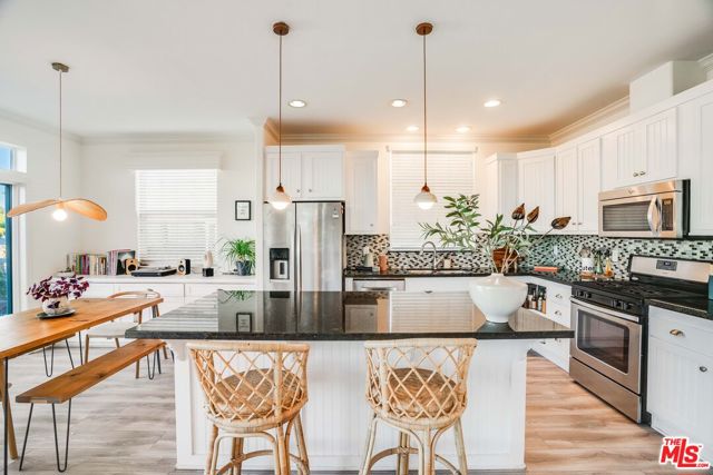 1302 Zuni Lane, Topanga CA: https://media.crmls.org/mediaz/025352e0-816e-4b48-b277-52f084b2f01d.jpg