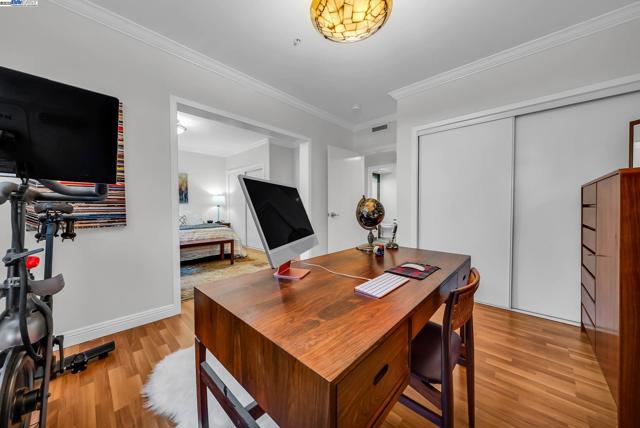 400 Wayne Ave, Oakland CA: https://media.crmls.org/mediaz/0253cbf2-9008-4a9a-8410-8d19afe0f5a4.jpg