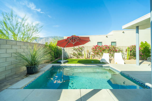 814 Nugget Lane, Palm Springs CA: https://media.crmls.org/mediaz/0253fd39-bafd-4a51-b301-6bb94ecf518c.jpg