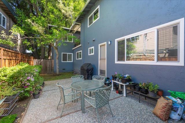 933 Florence Lane, Menlo Park CA: https://media.crmls.org/mediaz/0254e8ed-2cd4-443d-873a-7852f097a920.jpg
