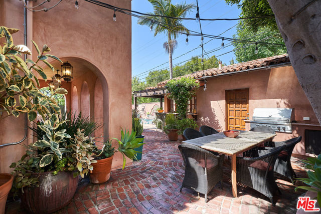 519 N ALTA Drive, Beverly Hills CA: https://media.crmls.org/mediaz/02557ecd-fe06-44cf-865b-6a4b110ef5f5.jpg