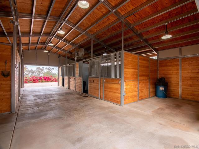 5 Rolling View Lane, Fallbrook CA: https://media.crmls.org/mediaz/025696f6-a14e-4f4e-ab8d-140ee888c22c.jpg