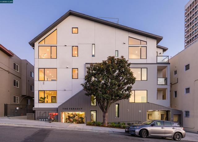 58 Vernon St, Oakland CA: https://media.crmls.org/mediaz/0256fa10-8806-4377-9cd0-2570d31f36c1.jpg