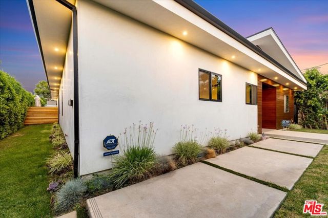 5456 Hazeltine Avenue, Sherman Oaks CA: https://media.crmls.org/mediaz/02570378-61ca-4783-b5ed-dc3a1991ce8e.jpg