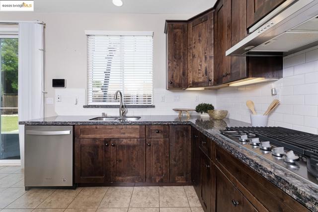 1604 Coventry Dr, Oakley CA: https://media.crmls.org/mediaz/02573dce-c16f-4f94-8502-d9c3202fd05b.jpg