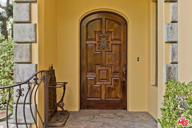 3595 Wonder View Drive, Los Angeles CA: https://media.crmls.org/mediaz/02579786-a29b-47aa-aab9-05ca338de211.jpg