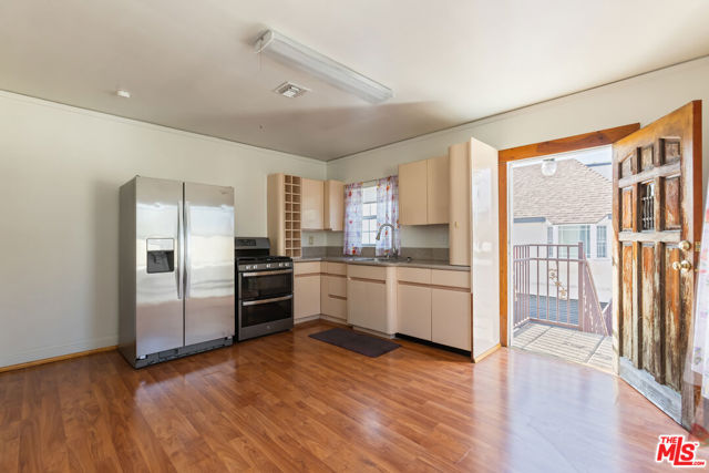 955 S Highland Avenue, Los Angeles CA: https://media.crmls.org/mediaz/0257f259-f535-43eb-891a-441fd9436f0a.jpg