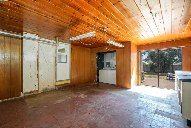 23639 Odom Dr, Hayward CA: https://media.crmls.org/mediaz/0257fbdf-e354-4d82-b53c-5391d21e3034.jpg