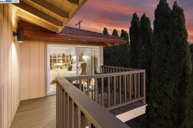 10336 Greenview Dr, Oakland CA: https://media.crmls.org/mediaz/02580549-76f9-4126-9ff8-cd3ad12ab3ad.jpg