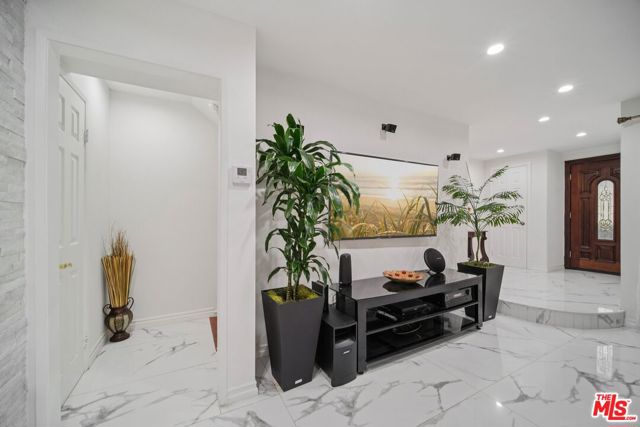 9520 Via Tivoli, Burbank CA: https://media.crmls.org/mediaz/02585005-657e-4168-9cc0-c0fb292af442.jpg