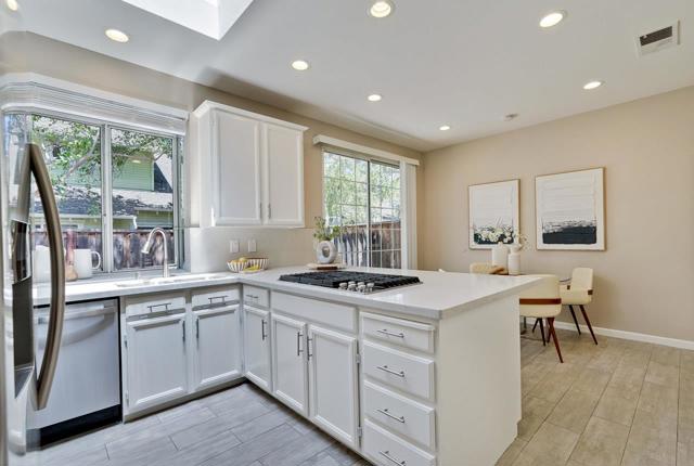 304 Windmill Park Lane, Mountain View CA: https://media.crmls.org/mediaz/02588698-2fb1-49d7-944a-dd2f6581b153.jpg
