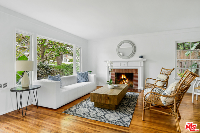 673 Radcliffe Avenue Pacific Palisades, California $1,595,000 new year, new price, new opportunities! A stones throw from the Village, this 2-bed, 1-bathroom cottage eagerly awaits its new owners. Why buy a condo when you can own a HOUSE around the corner from the Pacific Ocean and all that the Palisades has to offer: award-winning schools, exclusive shopping, open air cafs, restaurants with delicious cuisine and long relaxing beach sunsets? The sellers are ready to strike a deal, are you?