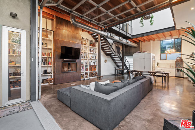 25 Brooks Avenue, Venice CA: https://media.crmls.org/mediaz/025a868e-8a52-4ac5-9b7b-4eb862810ff4.jpg