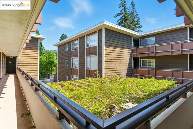 2601 College Ave, Berkeley CA: https://media.crmls.org/mediaz/025ba81f-be76-416b-90dc-8197d38048a4.jpg