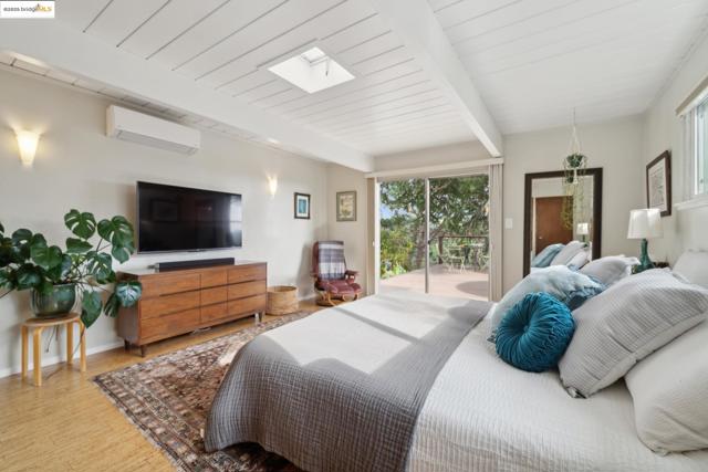 5345 Crown Ct, Castro Valley CA: https://media.crmls.org/mediaz/025c377f-e765-4936-8606-28dce8e5cc9a.jpg