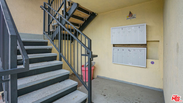 5342 Lexington Avenue, Los Angeles CA: https://media.crmls.org/mediaz/025cc395-7416-4a2d-8ec3-471fb4a2b4c1.jpg