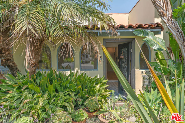 809 S Muirfield Road, Los Angeles CA: https://media.crmls.org/mediaz/025d1456-cdfe-4c21-8f64-e42ad971d930.jpg