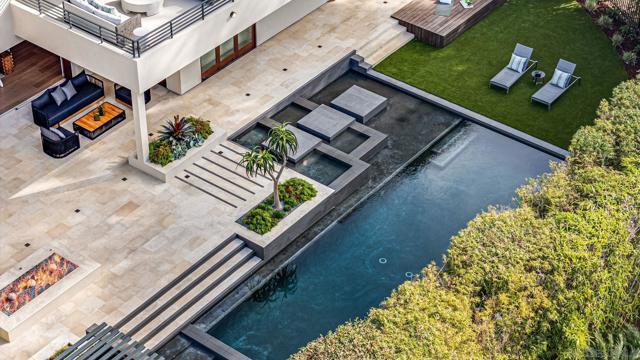 8070 La Jolla Scenic Dr N, La Jolla CA: https://media.crmls.org/mediaz/025e3f24-ecf0-4a7a-9b36-290b3742f936.jpg