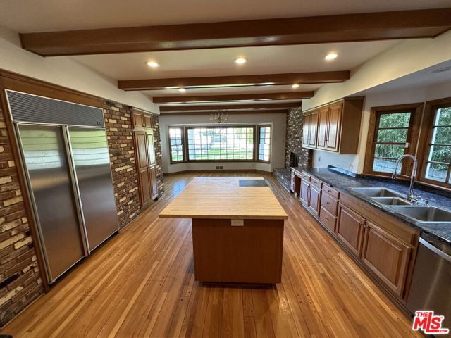 619 N Canon Drive, Beverly Hills CA: https://media.crmls.org/mediaz/025eeae2-d9f8-47a7-b2a7-520e91c33f70.jpg