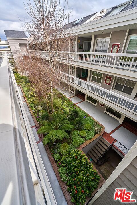 13078 Mindanao Way, Marina del Rey CA: https://media.crmls.org/mediaz/025fa82a-5c4e-4030-9a8a-8b44e48a007e.jpg