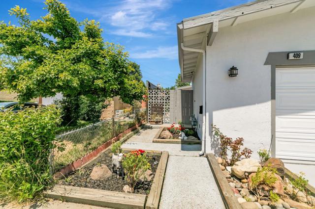 409 Gibbons Court, Milpitas CA: https://media.crmls.org/mediaz/02630ef9-1639-4436-aa30-2c3e8d45c916.jpg