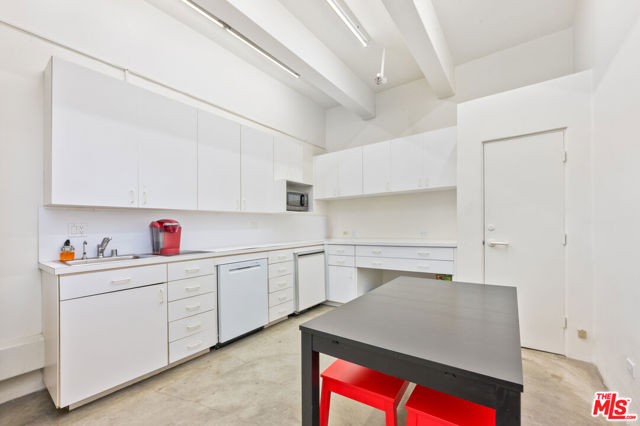 2224 Main Street, Santa Monica CA: https://media.crmls.org/mediaz/02635f86-28bd-4d4a-be56-9405504bb84d.jpg